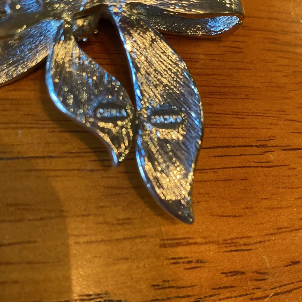 R.J. Graziano Beautiful, Bowtie, Bling Vintage Brooch - Picture 4 of 5